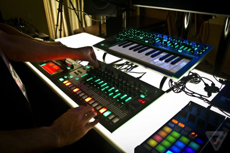 ROLAND TR-8 Ritim Performans Enstrumanı